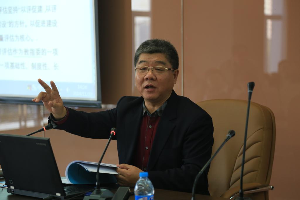 全国保险专业学位研究生教育指导委员会秘书长、yl8cc永利官网院长郝演苏教授做报告